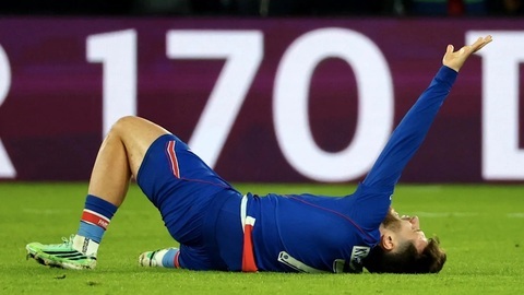 Khvicha Kvaratskhelia chấn thương: PSG khóc, Premier League cười!
